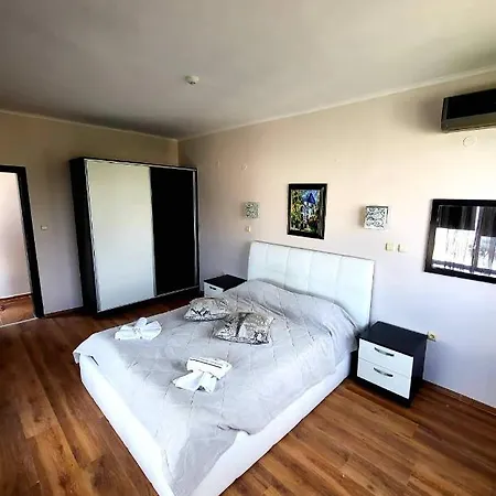Dilov In Yalta Apartment Golden Sands
